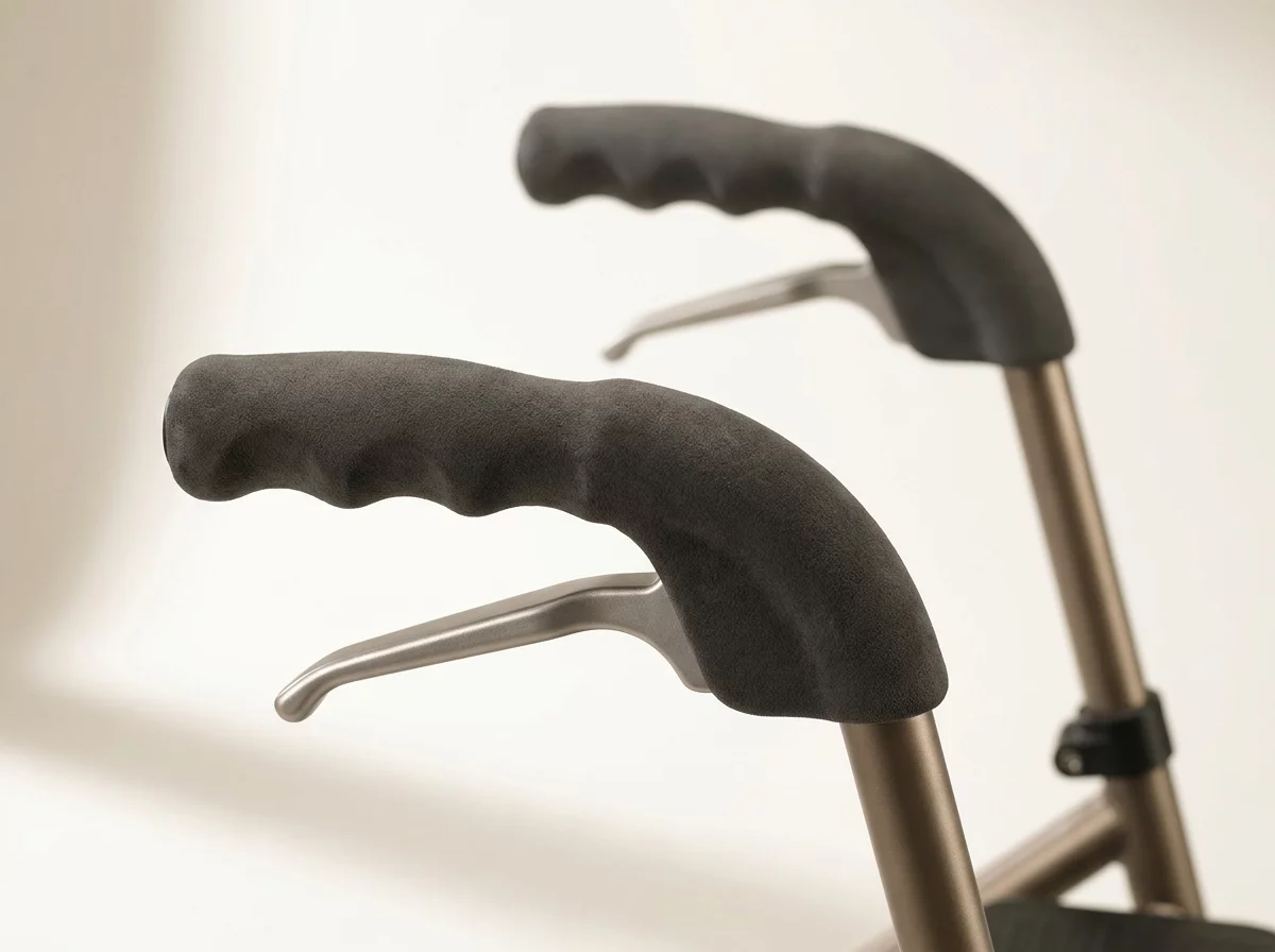 Detail des poignees ergonomiques du deambulateur